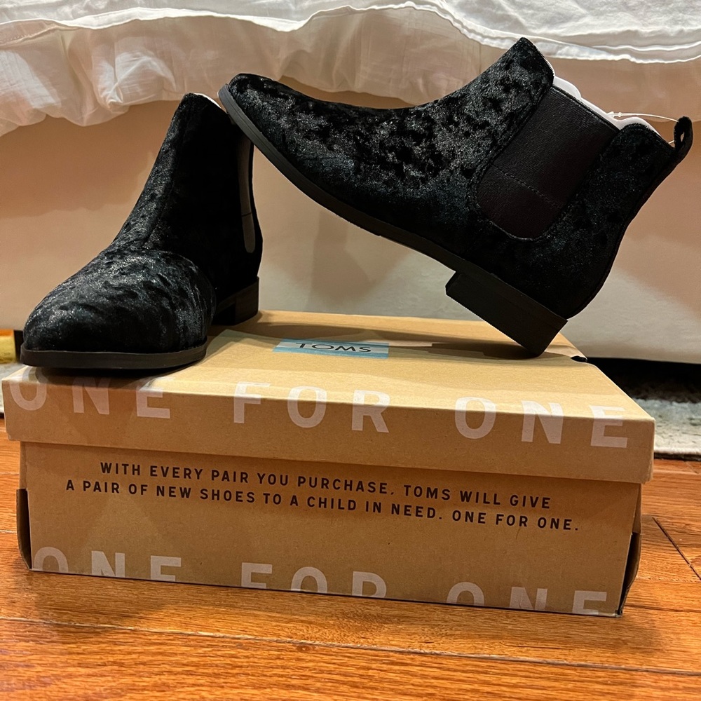 Excellent Condition Tom’s Ella Velvet Chelsea Boots